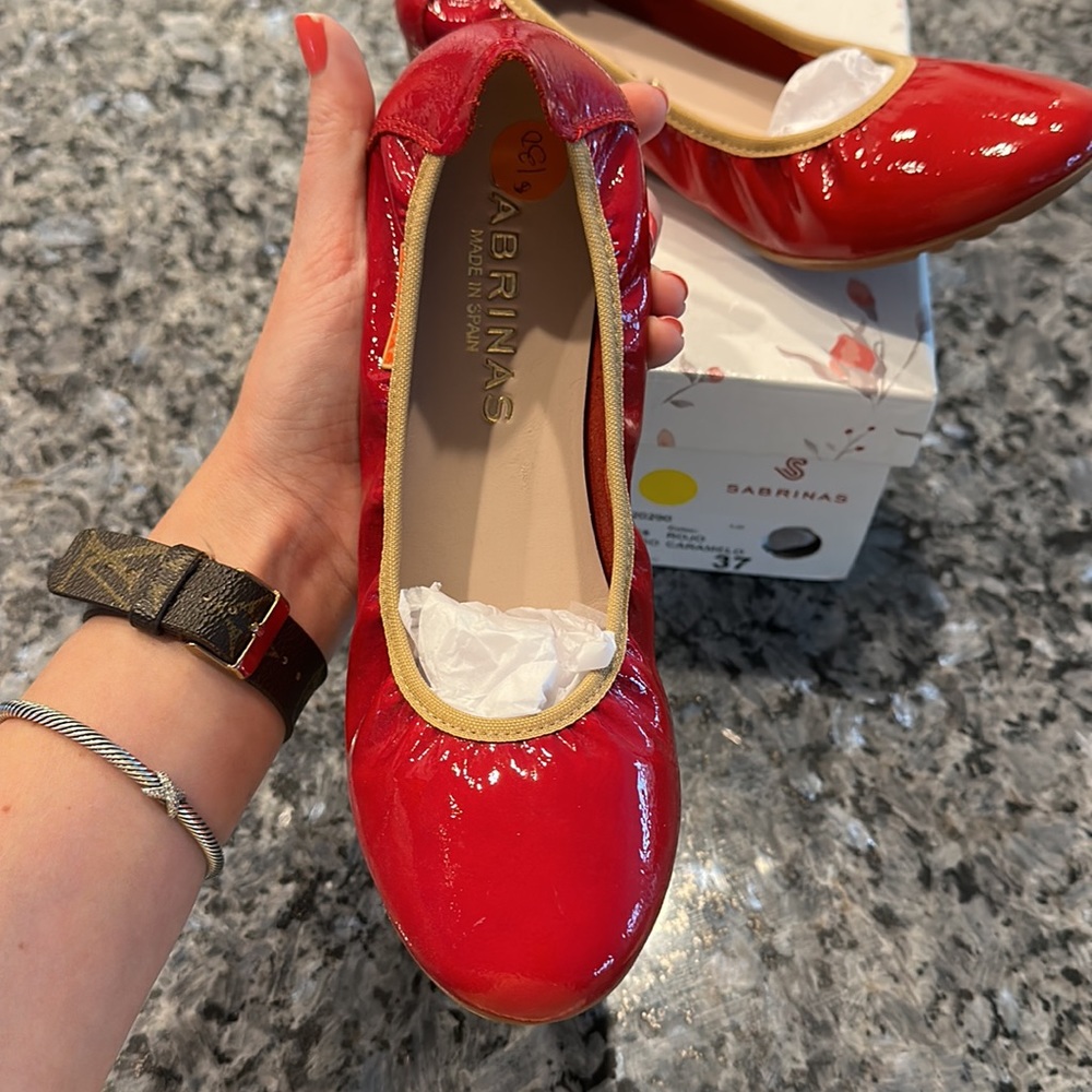 Sabrinas Red Cynthia Show. Good condition as seen in pictures. Size 37.